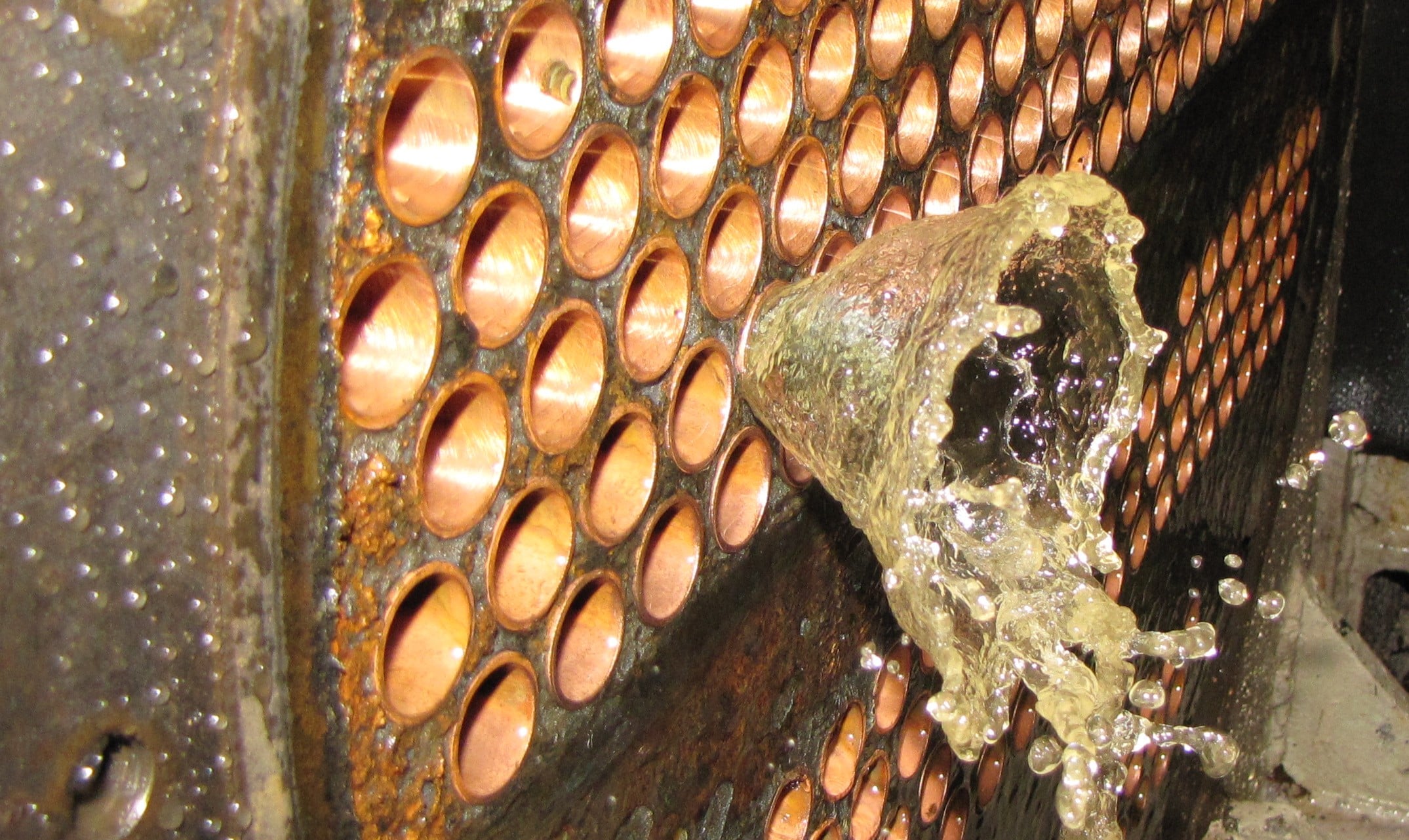 ניקוי מכני בהברשה של מעבי מים מסוג תרמיל וצינורות על ידי גור טכנולוגיות