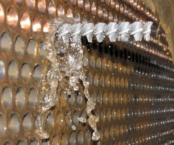 שלב ניקוי מכני בהברשה של מעבי מים מסוג תרמיל וצינורות - גור טכנולוגיות